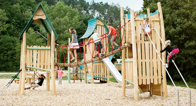 山西飞鲸游乐：如何保养不锈钢滑梯呢？